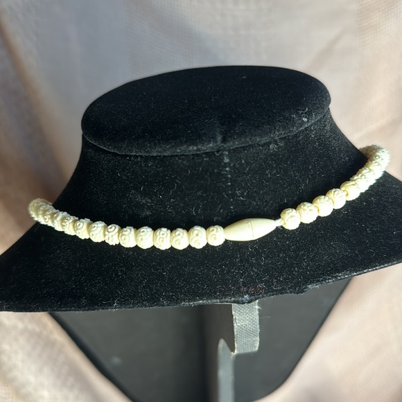 Carved bead necklace - Picture 3 of 8